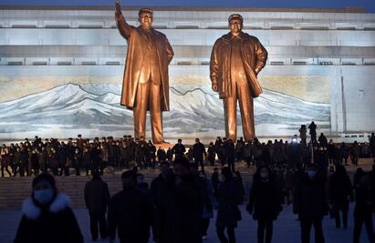 Kim Jong-un participa en un homenaje multitudinario en honor de su padre