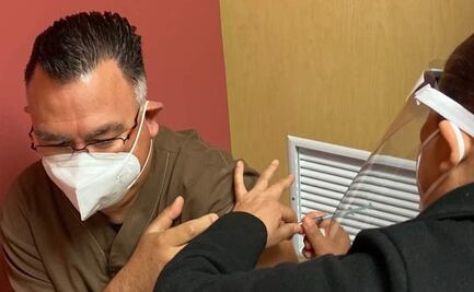 "Es una esperanza para el mundo", dice médico tras recibir vacuna anti Covid en Tamaulipas 