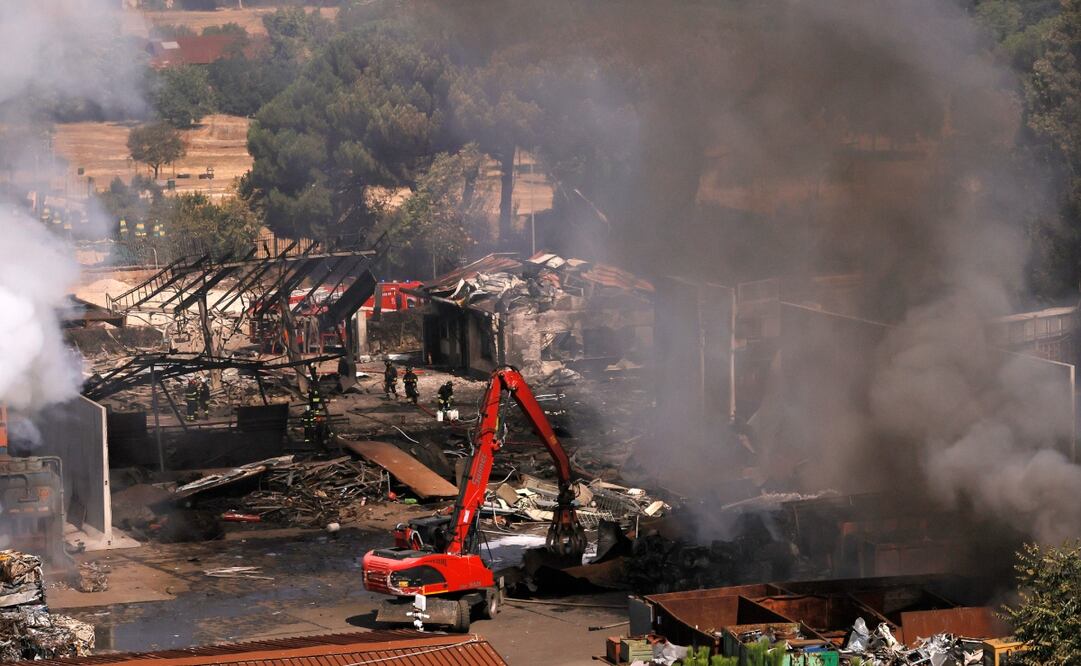Bomberos en el lugar de una explosión en una gasolinera en Roma, Italia, el viernes 4 de julio de 2025. Foto: AP