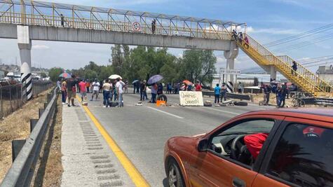 Continúa bloqueo en la México-Querétaro; fila de autos alcanza hasta 19 km