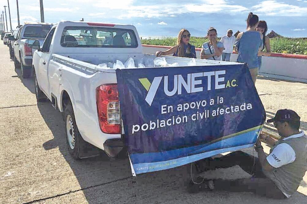 En redes sociales circulan imágenes donde aparecen personas colocando lonas con la leyenda “Yunete” en vehículos que presuntamente transportan despensas (ESPECIAL)