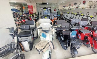 Aún se venden motos y bicis eléctricas sin las placas