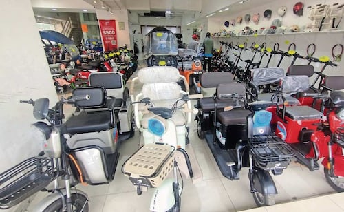 Aún se venden motos y bicis eléctricas sin las placas