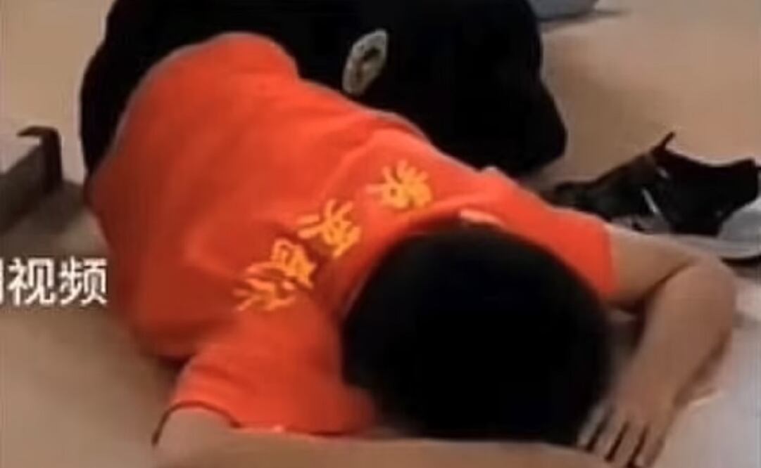 Un video publicado en Internet y obtenido por The Straits Times mostraba a un niño con una camiseta naranja con el nombre del club de artes marciales en la espalda. El niño estaba colapsado. Foto: Captura de pantalla