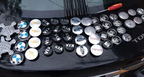 Captan robo de tapones de autos de lujo y detienen a uno en Naucalpan