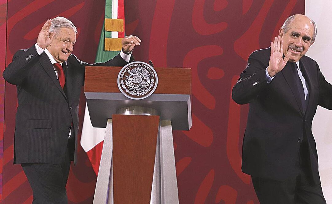 El presidente Andrés Manuel López Obrador y el titular de la Unidad de Inteligencia Financiera, P La nueva gran ablo Gómez Álvarez, en la conferencia de prensa mañanera. Foto: Berenice Fregoso/ EL UNIVERSAL.