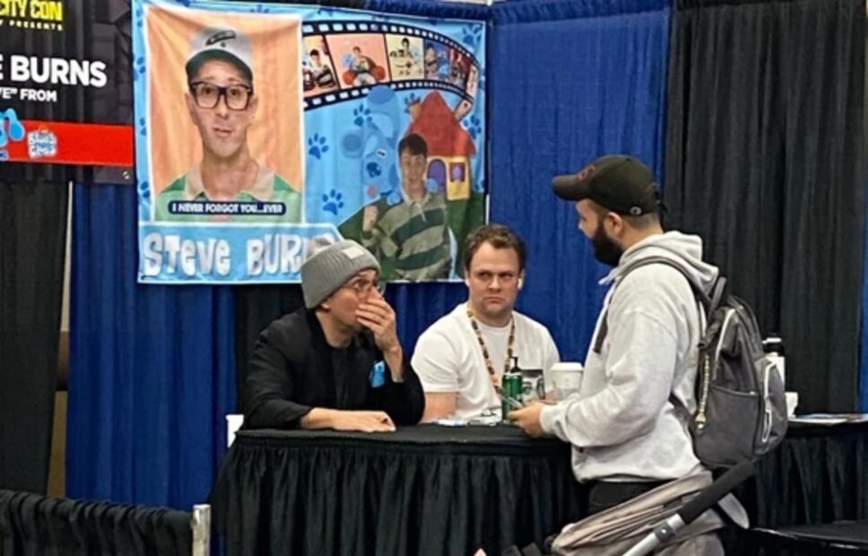 Protagonista de “Las pistas de Blue” se reencuentra con fan tras 20 años; rompen en llanto