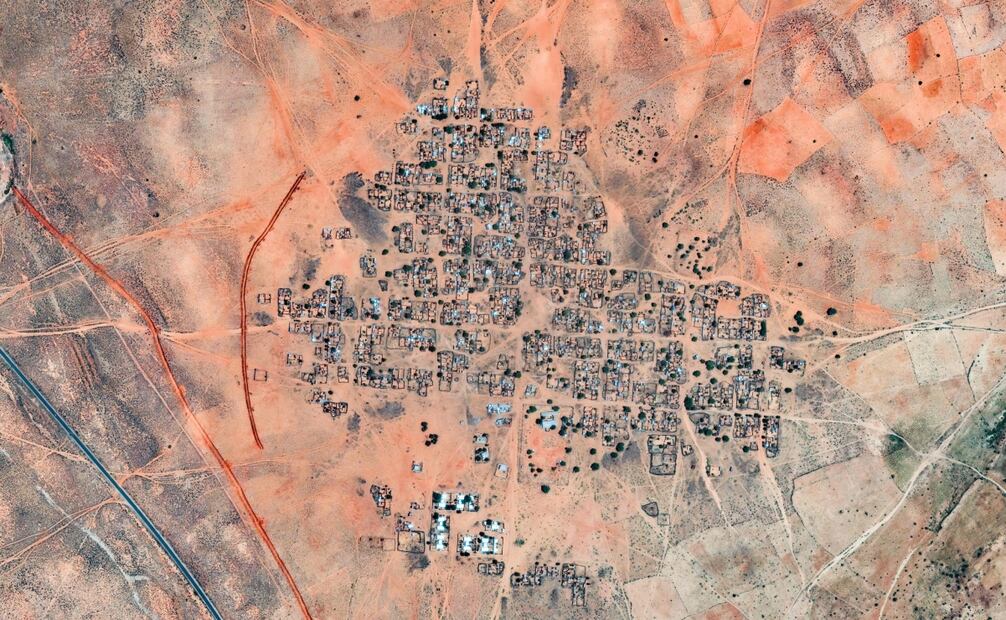 Esta imagen satelital distribuida por Vantor el 15 de octubre de 2025 y puesta a disposición el 31 de octubre de 2025 muestra una vista general de la construcción de un dique en la aldea de Kinin, cerca de El-Fasher. Foto: AFP