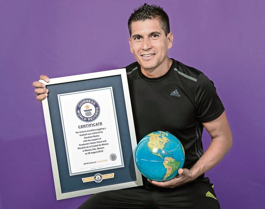 Sostiene orgulloso el certificado de Guinness que acredita su récord (FOTOS: YADIN XOLALPA. EL UNIVERSAL)