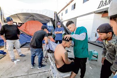 Daniel, el barbero de los migrantes de "El Barretal"