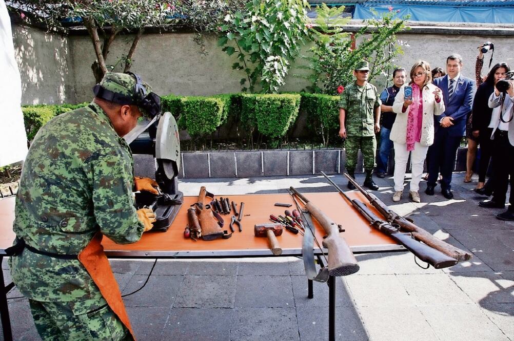 La jefa delegacional encabezó la sexta etapa del programa Por Tu Familia, Desarme Voluntario. Este año se busca superar lo que se logró en 2015, donde se destruyeron más de 26 mil armas (ESPECIAL)