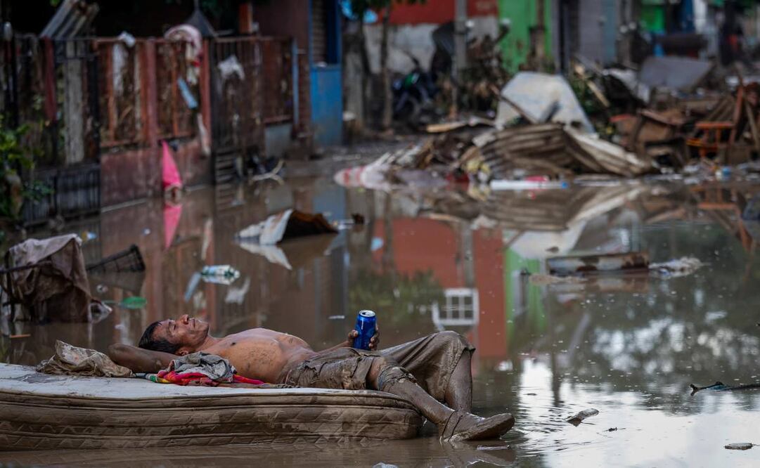 Un señor descansa y se relaja con una cerveza entre los escombros que quedaron luego de las inundaciones por el desbordamiento del Río Pantepec, en Álamo, Veracruz. Esto sobre la calle Nezahualcóyotl de la colonia Azteca, una de las más afectadas de todo el estado. Foto: Diego Simón / EL UNIVERSAL