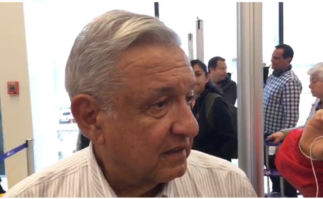 El mandatario aborda un vuelo comercial para su regreso a la Ciudad de México. Foto: Captura de pantalla