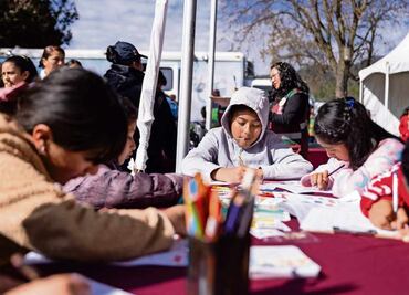 Disfrutan el día con planetario móvil en el pueblo de Parres