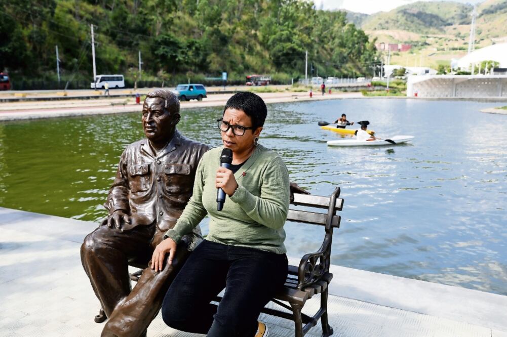 Erika Farías, candidata del oficialismo para obtener la alcaldía en el distr ito Libertador, junto a una estatua de Hugo Chávez, en un mitin en Caracas. (MARCO BELLO. REUTERS)