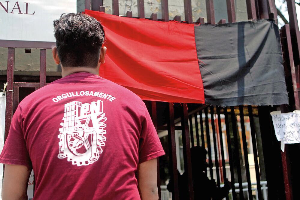 Banderas rojinegras fueron colgadas al exterior de las vocacionales, por jóvenes que portaban playeras con los colores de la institución (FERNANDO RAMÍREZ. EL UNIVERSAL)