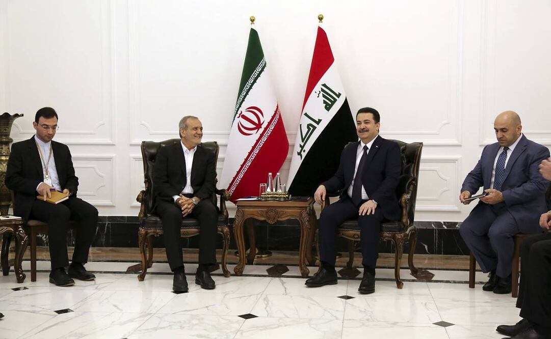 El presidente iraní Masoud Pezeshkian y el primer ministro iraquí Mohammed Shia al-Sudani. Foto: AP