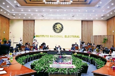 Ven persecución contra exconsejeros electorales del INE