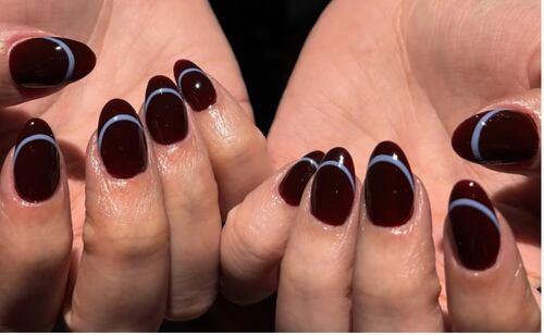 Uñas color vino. Foto: Instagram @paintedbyamairani