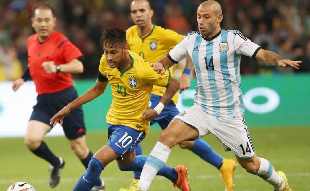 Neymar y Mascherano pelean el balón. Archivo 