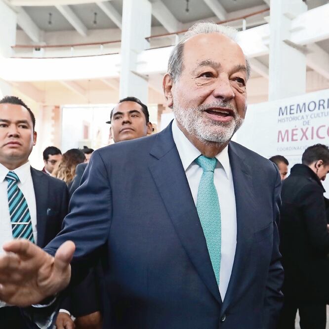 El empresario Carlos Slim, presidente de Grupo Carso, acudió a la presentación de la Coordinación Nacional de Memoria Histórica y Cultural de México, que estará a cargo de la esposa del presidente electo, Beatriz Gutiérrez Müller.