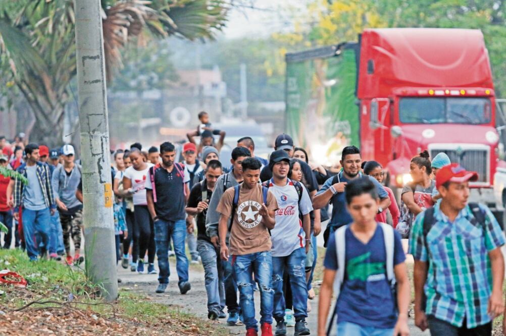 Migrantes caminan por la carretera, tras partir de San Pedro Sula, Honduras, hacia Estados Unidos. Guatemala activó un “plan de actuación”. Foto: DELMER MARTINEZ. AP
