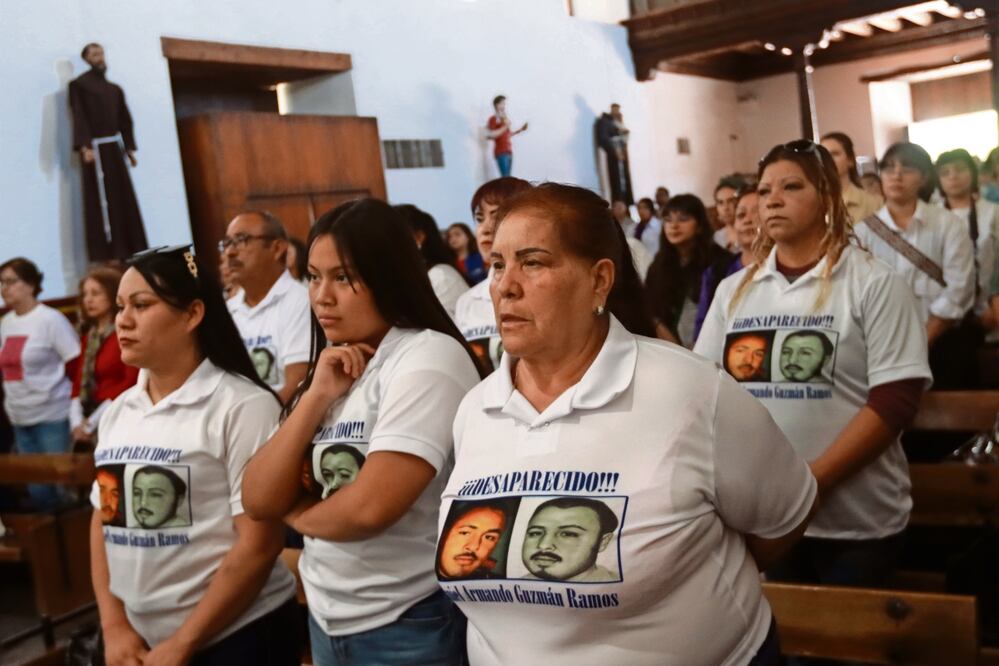 En la Catedral en la zona Centro de Juárez se organizó una misa por los desaparecidos. Los asistentes portaban imágenes de sus familiares. Foto: Christian Torres