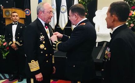 Fuerza Naval de El Salvador condecora a Vidal Francisco Soberón 