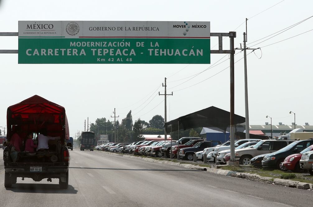 Es un secreto que todos saben, incluso  las autoridades. Aun así el negocio continúa. Los policías a bordo de una patrulla municipal hacen que no ven nada, pero todo es evidente, hay complicidad. Bajo el puente sobre la carretera 150, que va de Puebla a Tehuacán, la ley es la del huachicolero.