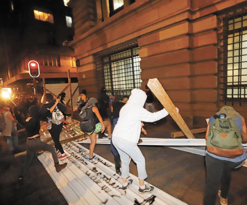 El Banco de México fue uno de los inmuebles más afectados, luego de que las inconformes derribaran las vallas que los resguardaban. BERENICE FREGOSO. EL UNIVERSAL