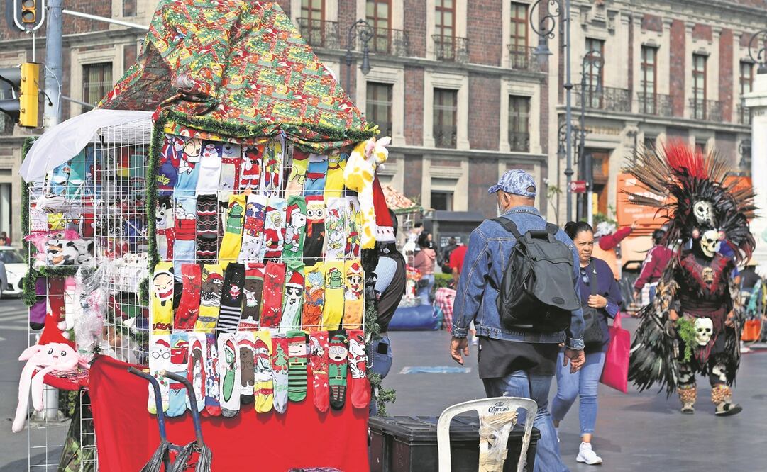 Las autoridades dieron mil permisos a comerciantes en el Centro para una romería.Foto: Carlos Mejía/ EL UNIVERSAL