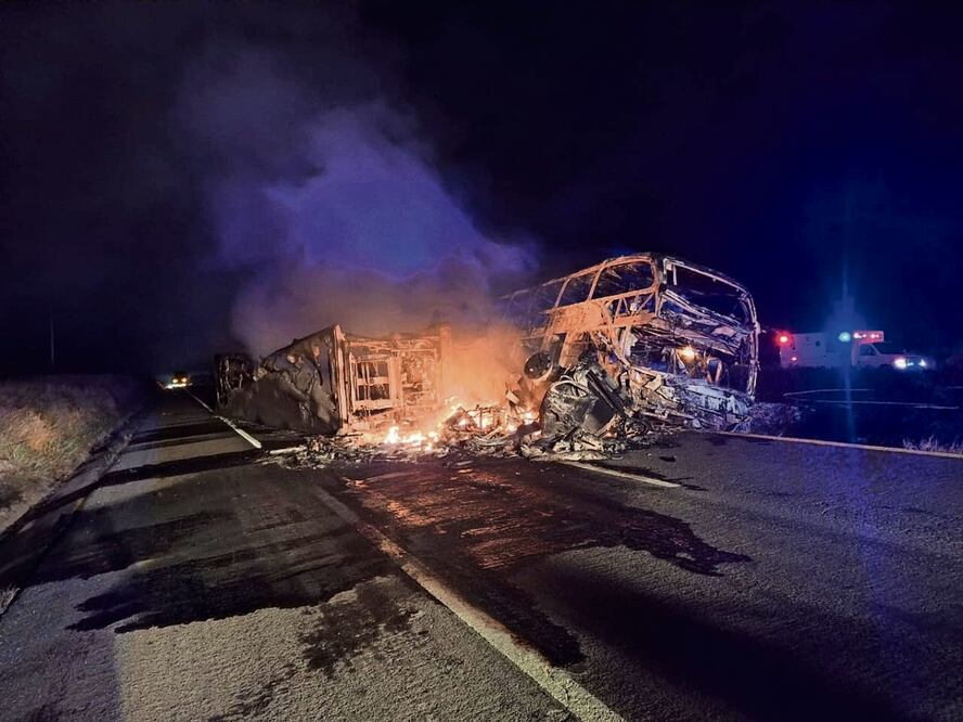 En la Maxipista Culiacán-Mazatlán, en el municipio de Elota, un camión de pasajeros se impactó contra un tráiler. Autoridades de salud y cuerpos de auxilio brindaron atención médica a 22 personas en el lugar del accidente. Foto: Especial