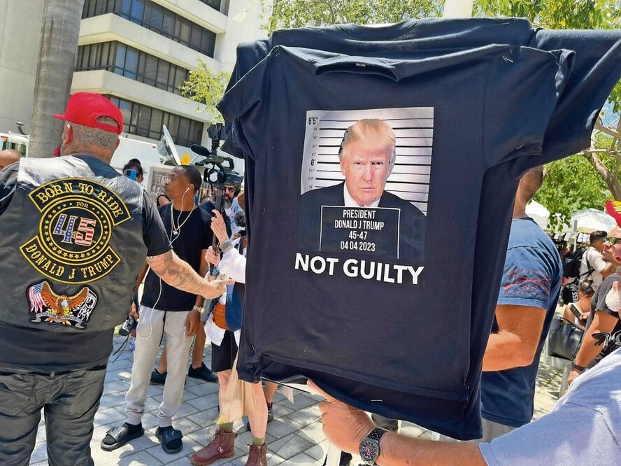 Seguidores del exmandatario Donald Trump, ayer frente al Palacio de Justicia Wilkie D. Ferguson Jr., en Miami.