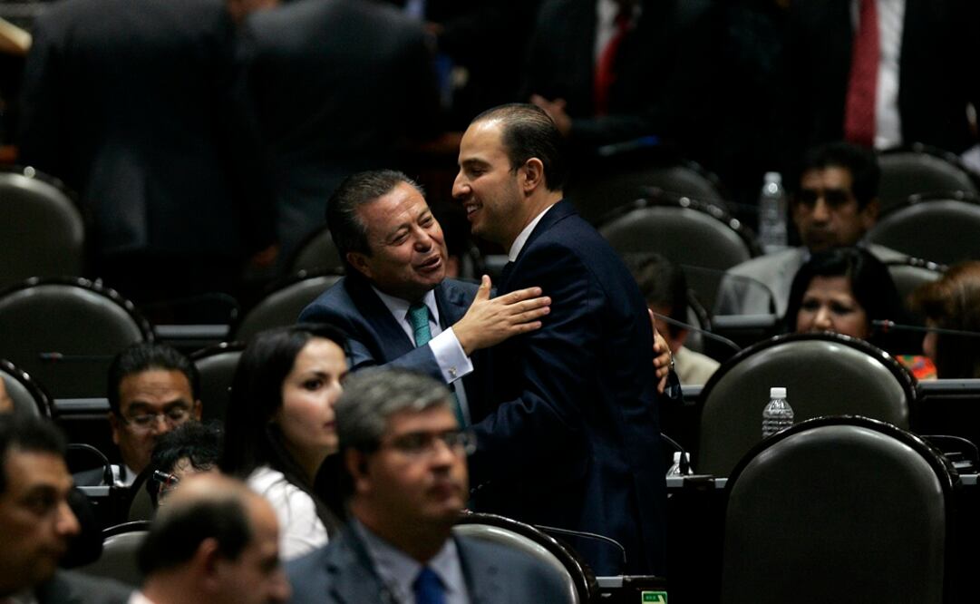 Los coordinadores parlamentarios del PRI, César Camacho, y del PAN, Marko Cortés, durante la sesión de hoy. /Alejandro Acosta - EL UNIVERSAL