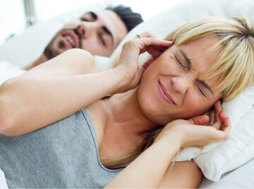 Adiós a los ronquidos molestos; descubre las propiedades que tiene esta hierba antes de dormir