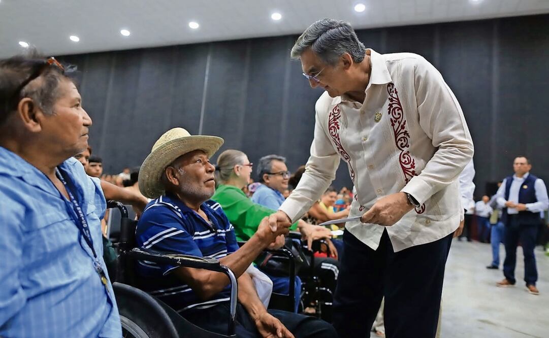 El gobernador dijo que se da atención a las personas con algún problema visual a través del DIF. Foto: Especial