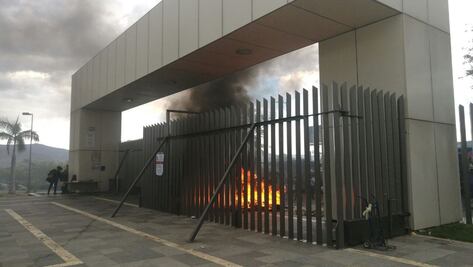 Pobladores de San Raymundo Jalpan vandalizan Congreso oaxaqueño