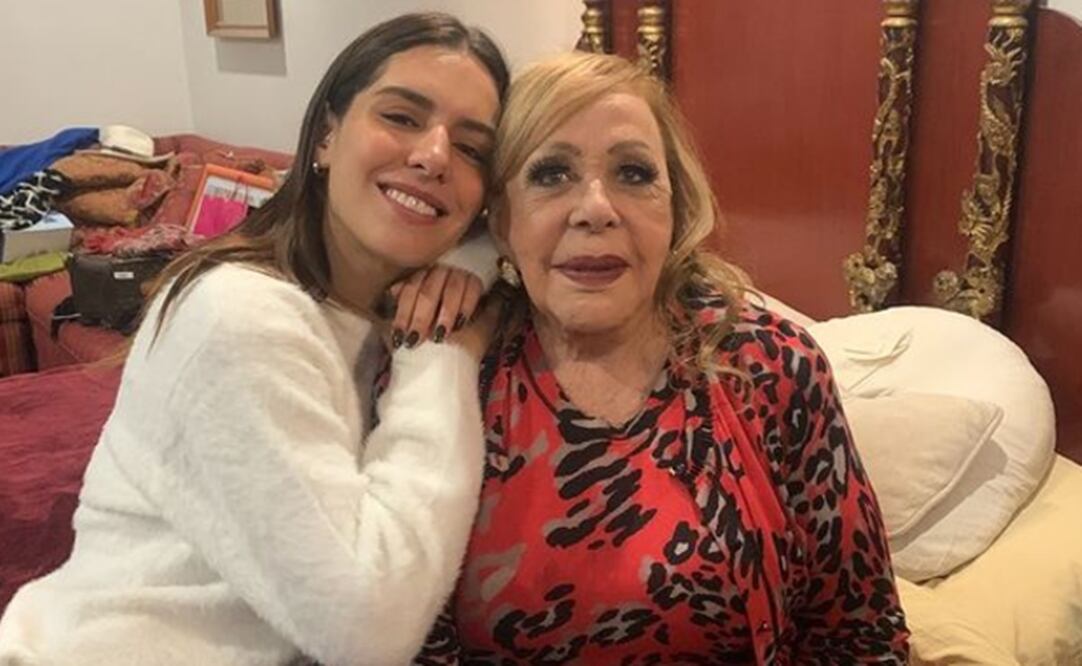 Camila Valero junto a su bisabuela Silvia Pinal.