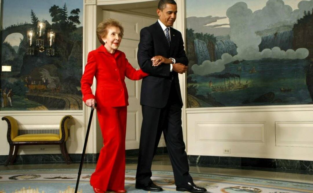 Imagen del presidente Obama con Nancy Reagan tomada en 2009. Foto: Reuters