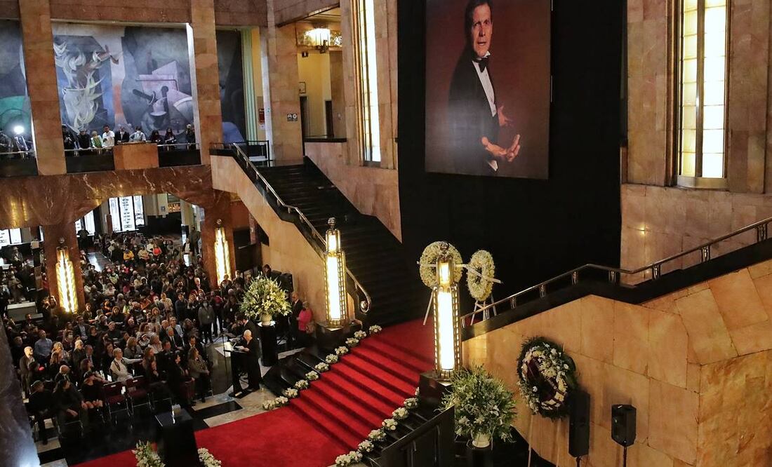El lobby del recinto albergó la urna del actor.