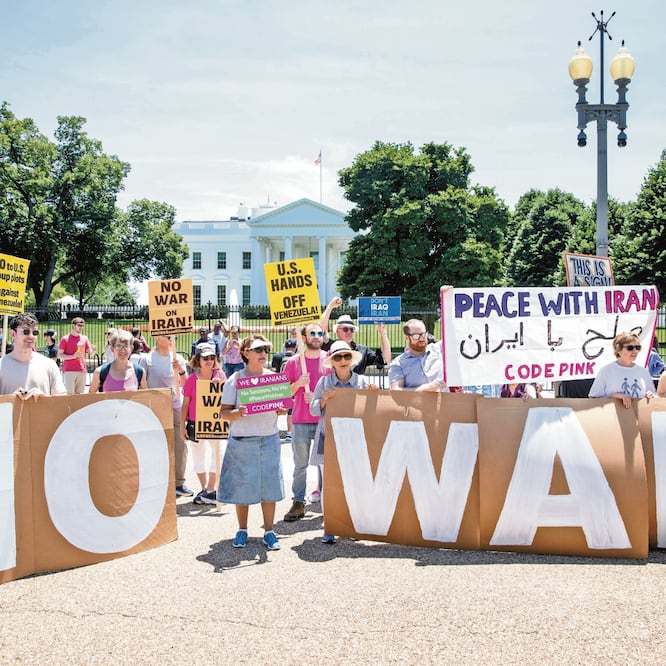 Miembros de la Coalición ANSWER se congregaron ayer frente a la Casa Blanca, en Washington, para exigir al gobierno de Estados Unidos que evite una guerra con Irán. ANDREW HARNIK. AP
