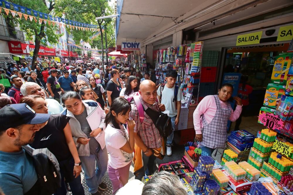 Los productos educativos se encarecieron 5.52% anual en la primera mitad de este mes, informó Inegi. Foto: Francisco Rodríguez | El Universal
