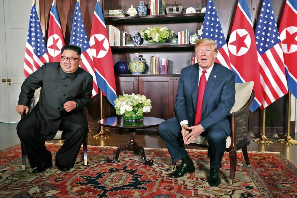 El líder norcoreano Kim Jong-un durante su histórica reunión con el presidente de Estados Unidos, Donald Trump, ayer en el hotel Capella, en la isla Sentosa, en Singapur. Foto: JONATHAN ERNST. REUTERS