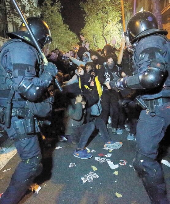 Agentes antidisturbios se enfrentaron ayer contra manifestantes separatistas en Barcelona. PAU BARRENA. AFP