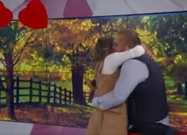 Conductora presenta noticia de propuesta de matrimonio... ¡para ella!