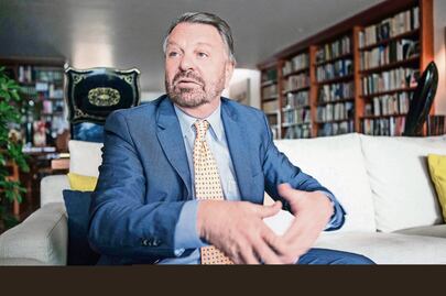 Se baja Castañeda de candidatura; apoya a Ríos Piter