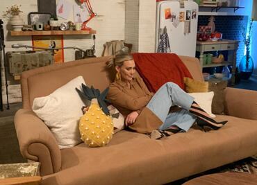 Captan a Hilary Duff en concierto de The Killers: pide una michelada y se toma selfis con fans