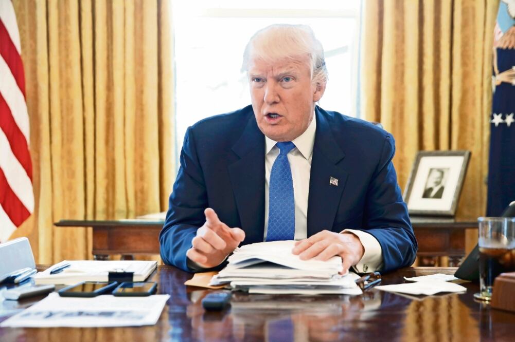 Donald Trump, durante una entrevista con la agencia de noticias Reuters en el Despacho Oval de la Casa Blanca, en Washington, el pasado jueves (JONATHAN ERNST. REUTERS)