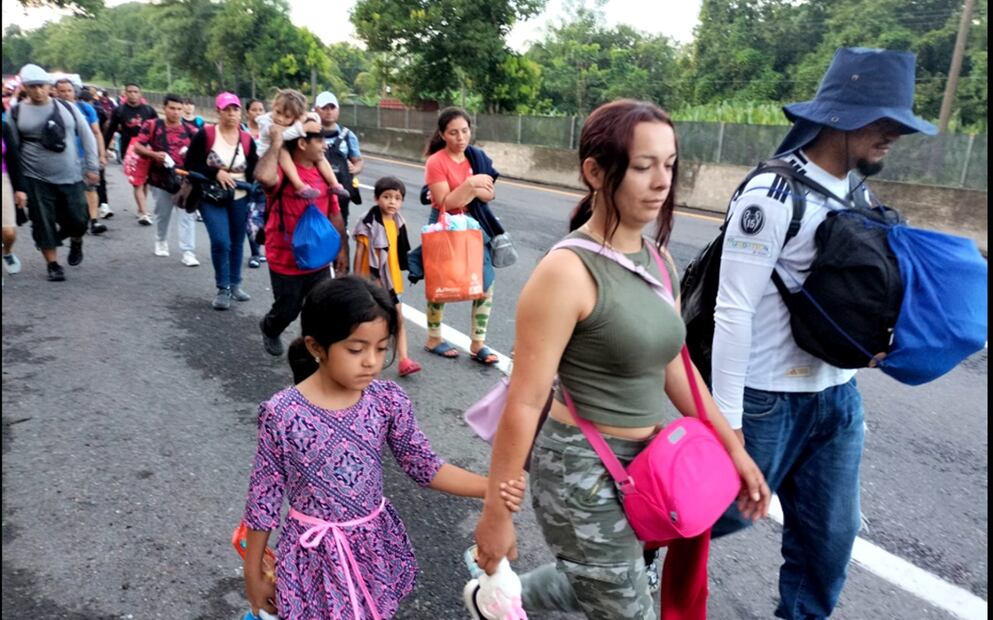 La caravana migrante “Éxodo de justicia” que salió el pasado miércoles de Tapachula, Chiapas, avanza por la carretera Costera y cuyo objetivo es llegar a la Ciudad de México en busca de papeles y trabajos bien remunerados, el 7 de agosto de 2025. Foto: María de Jesús Peters/EL UNIVERSAL