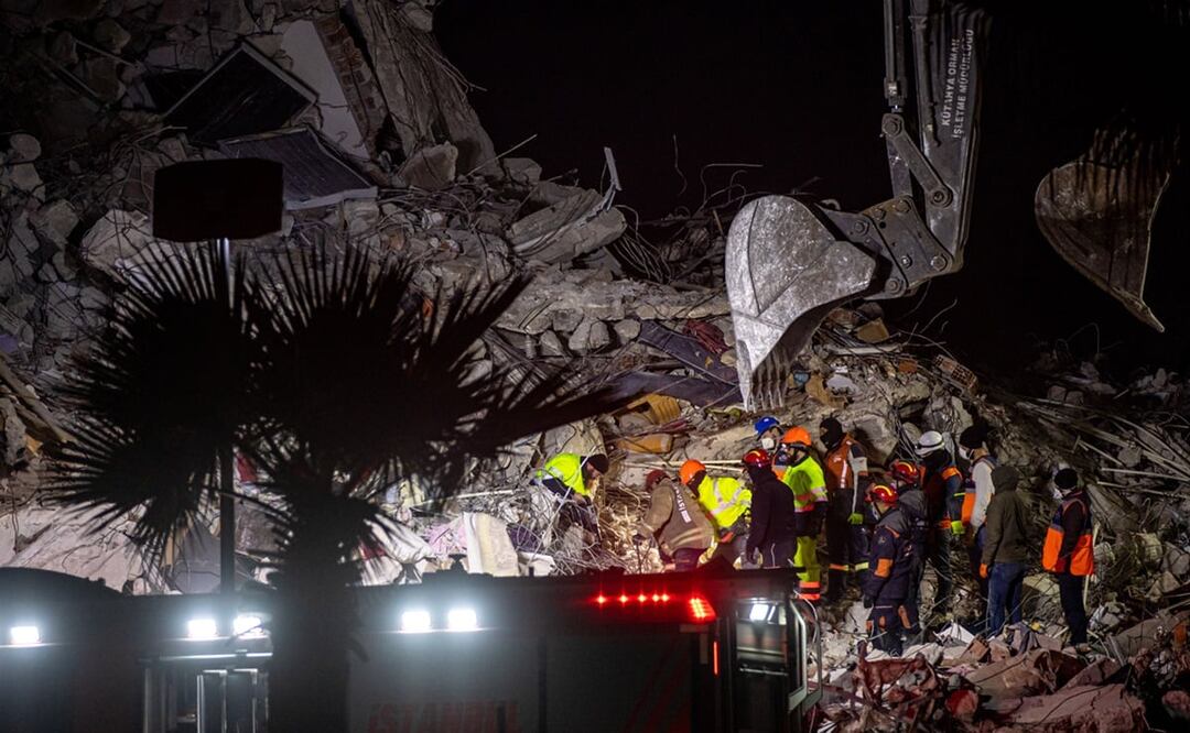 Los equipos de rescate trabajan en el lugar de los edificios derrumbados tras un fuerte terremoto, en Hatay, Turquía. Foto: EFE